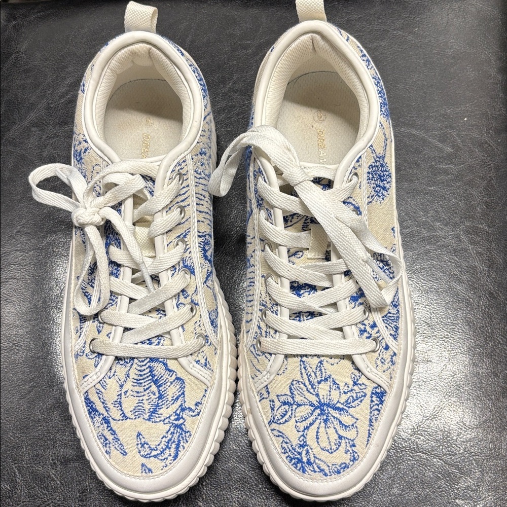 Dream Pairs, blue/white with off white canvas size 9